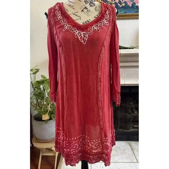 South Main Dresses & Skirts - South‎ Main Dress Sz L/XL Red Embroidered Lace Hem Shoulder Slit Long Sleeve